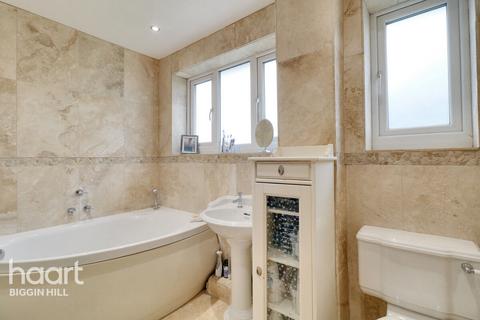 16 Dowding Road, Biggin Hill, Westerham, TN16 3BG