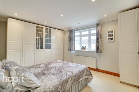 16 Dowding Road, Biggin Hill, Westerham, TN16 3BG