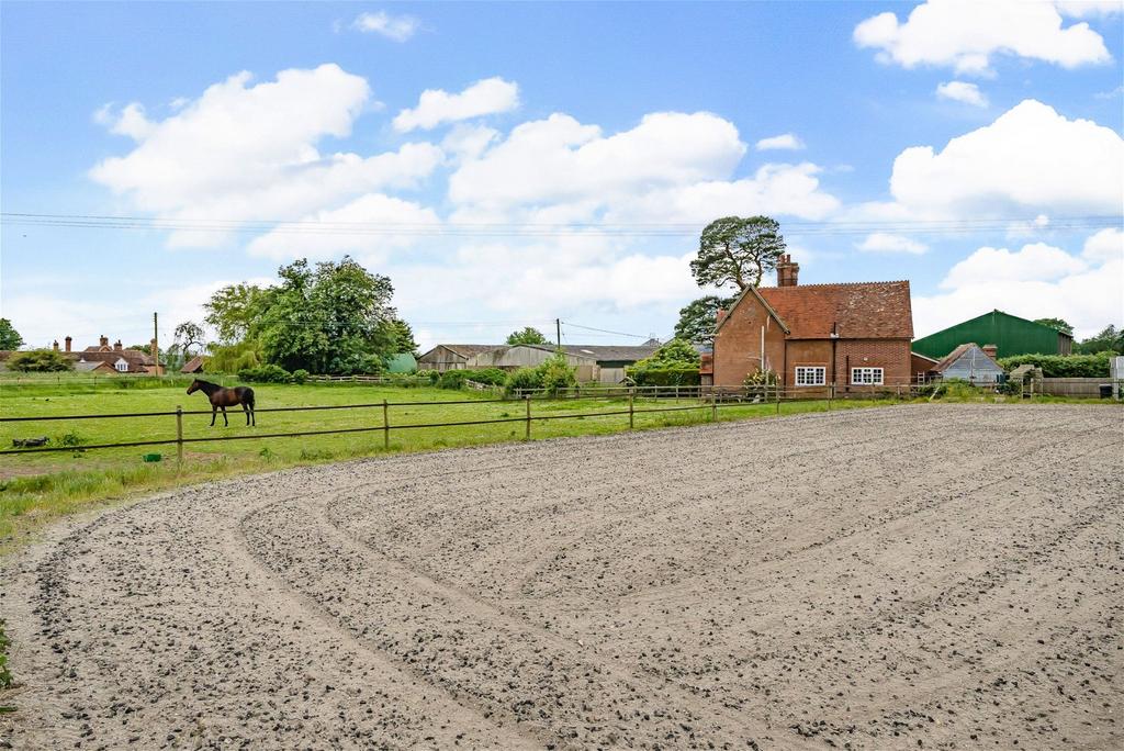 Chieveley, Newbury, RG20 8TS 3 bed equestrian property for sale £800,000