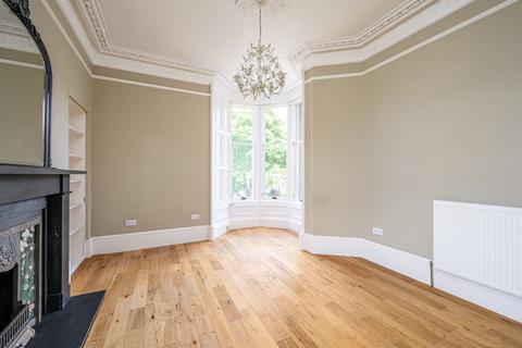 45 Rosslyn Crescent, Edinburgh, EH6 5AT