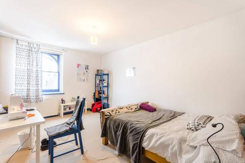 3 bedroom maisonette to rent, Highbury New Park, Islington, London, N5