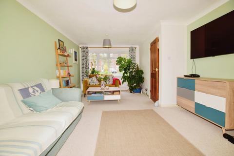 3 bedroom semi-detached house to rent, Summerlands Cranleigh GU6