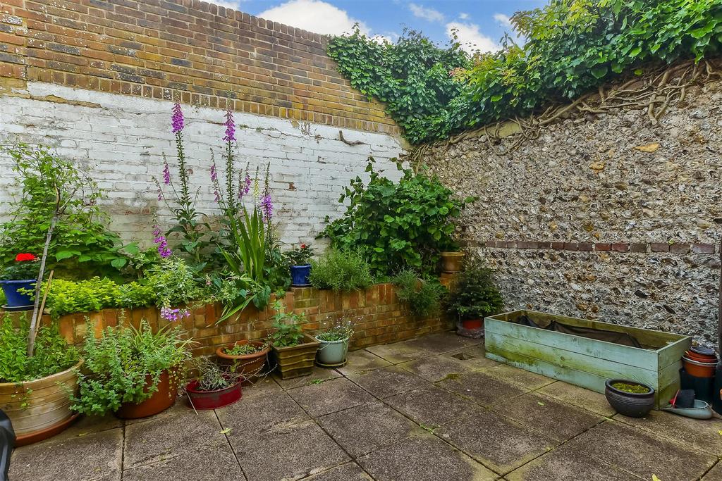 Hanover Crescent, Brighton, East Sussex 1 bed ground floor flat for