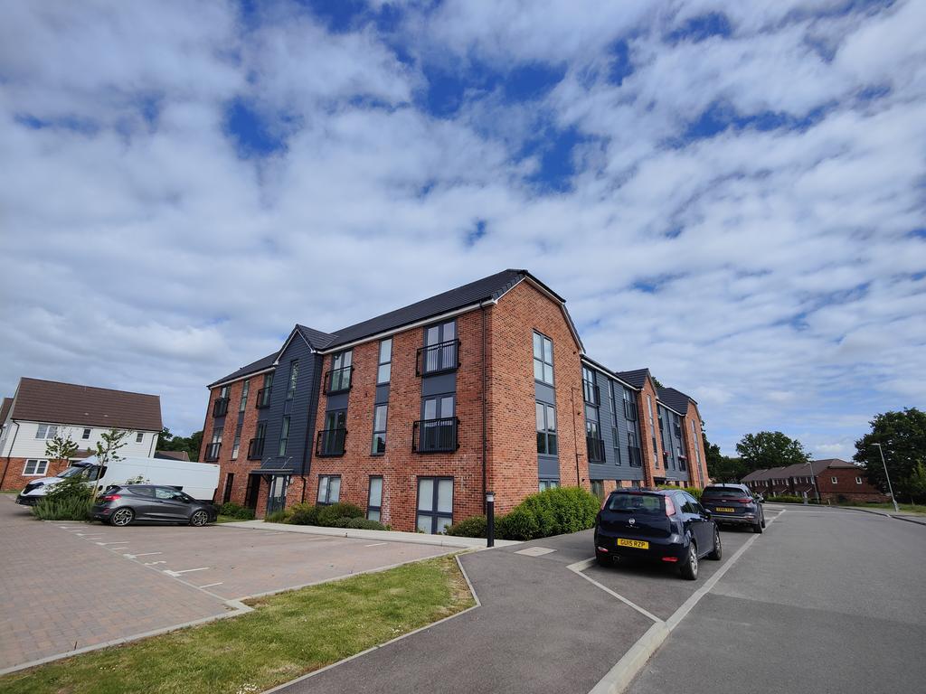 Icarus Avenue, Burgess Hill 2 bed apartment £1,450 pcm (£335 pw)