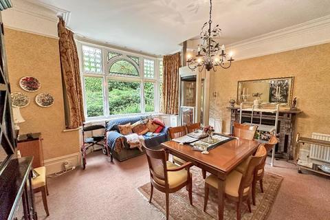 10 Westview Road, Warlingham, CR6 9JD