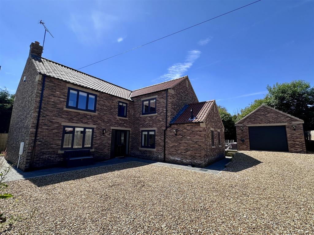 Pickering Road, ThorntonLeDale YO18 4 bed detached house for sale £