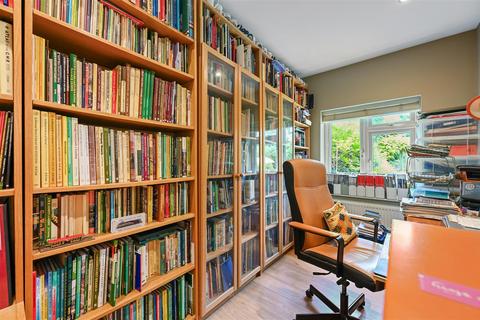 120 Banstead Road, Carshalton, SM5 3NH