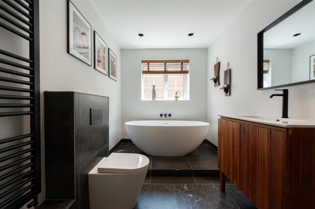 Bathroom..jpg