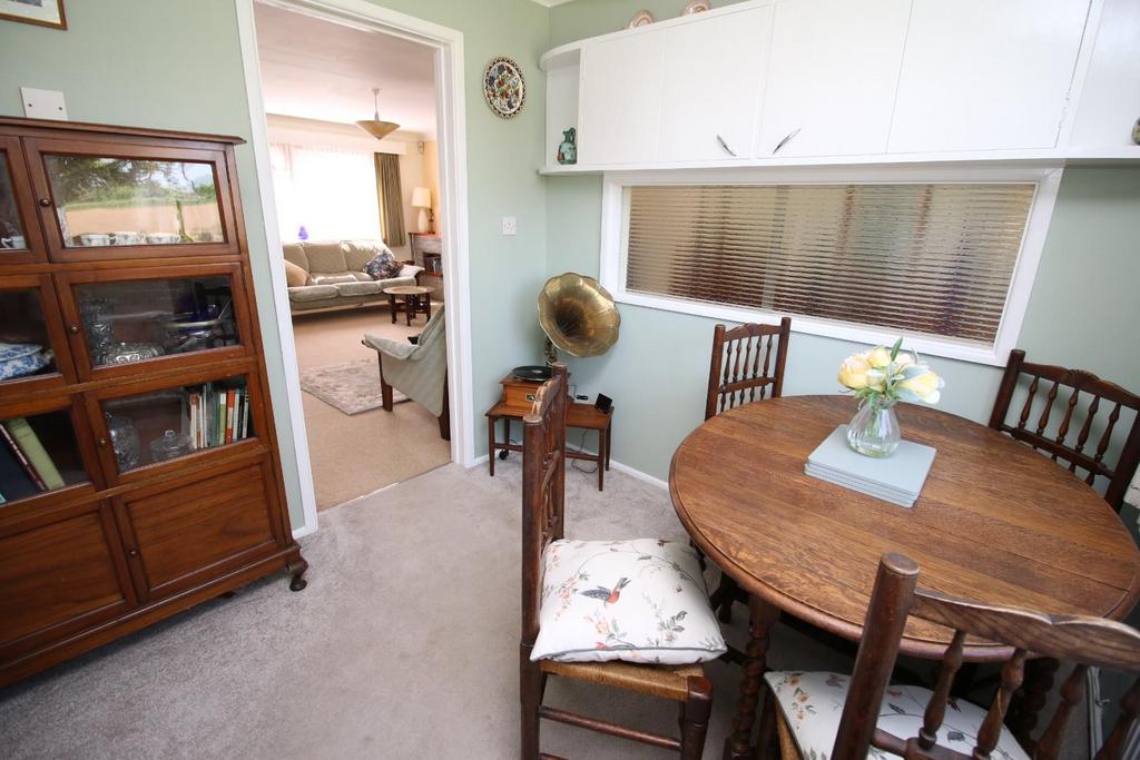 4 - dining area.JPG