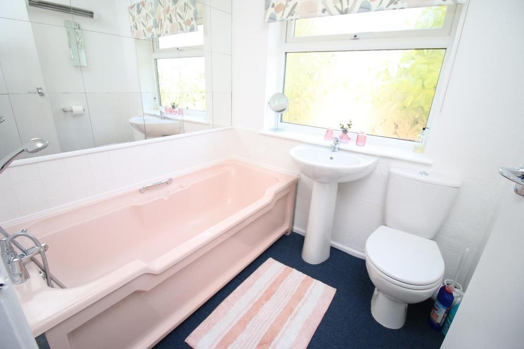 10 - bathroom.JPG