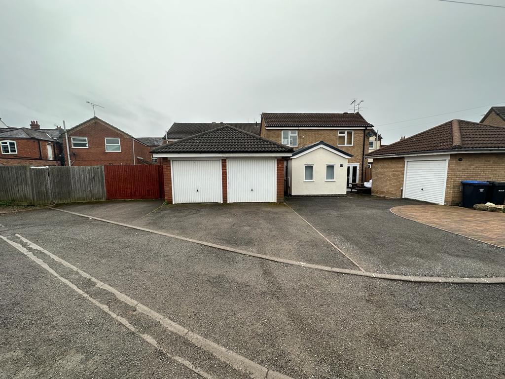 GARAGE & DRIVE
