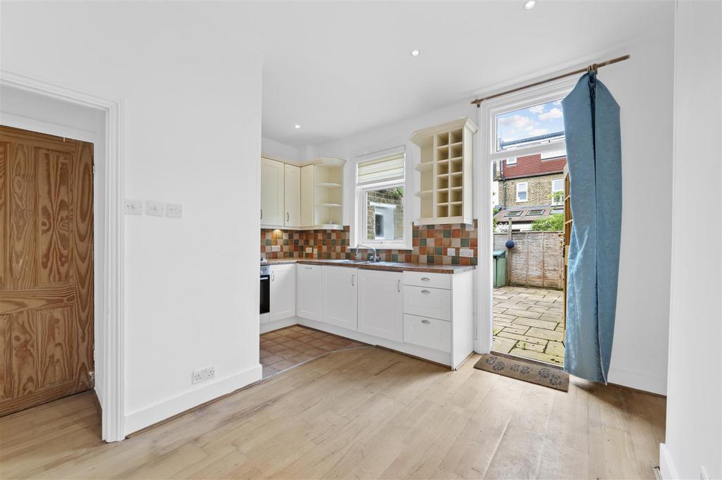 16 Gore Road,4.jpg