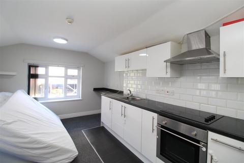 3 bedroom flat to rent, Planet Street, Cardiff CF24