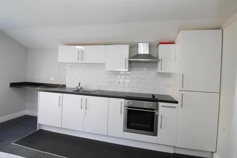 3 bedroom flat to rent, Planet Street, Cardiff CF24