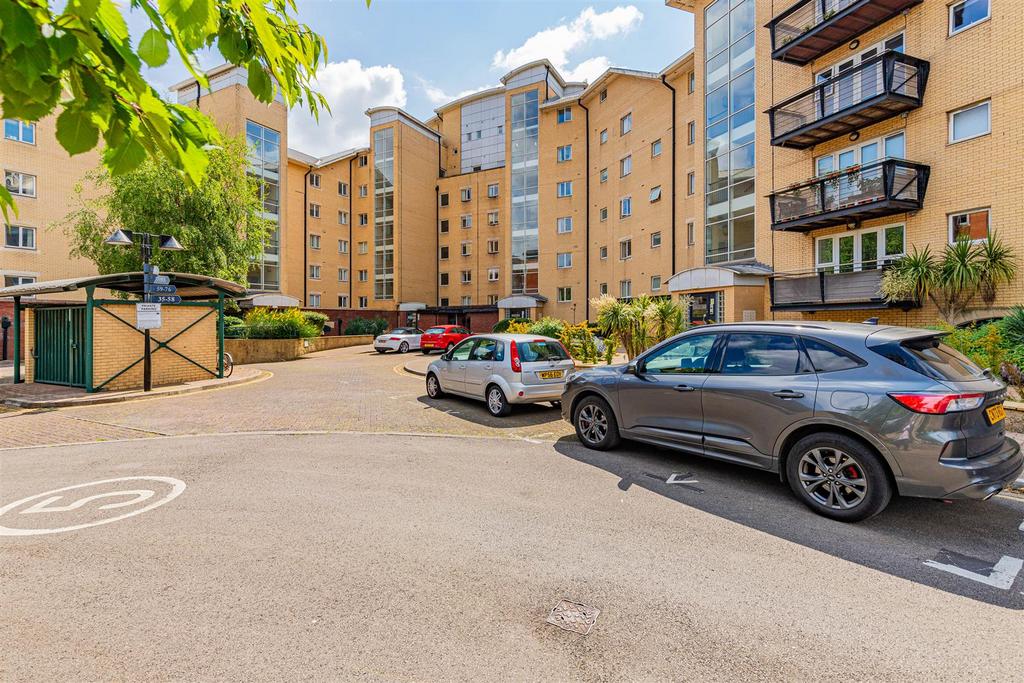Adventurers Quay, Cardiff CF10 2 bed apartment £1,200 pcm (£277 pw)