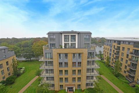 3 bedroom apartment to rent, Pinewood Gardens, Teddington