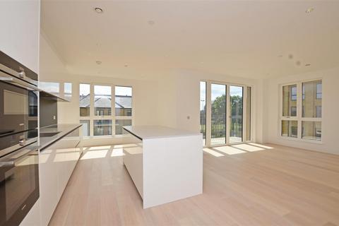 3 bedroom apartment to rent, Pinewood Gardens, Teddington