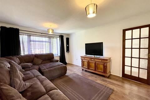 2 bedroom flat to rent, Banbury Avenue, Southampton SO19