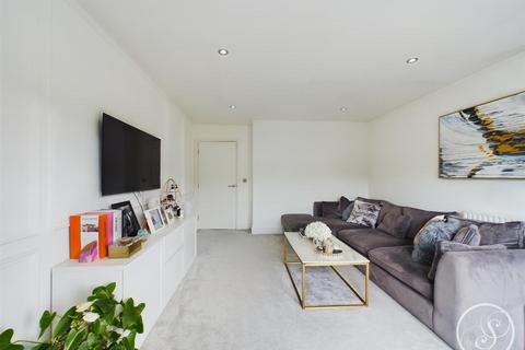 2 bedroom flat to rent, 100A High Ash Drive, Leeds