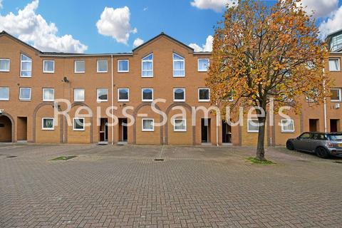 4 bedroom townhouse to rent, Cyclops Mews, London E14