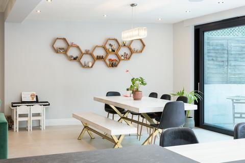 105 Minchenden Crescent, London, N14 7EP