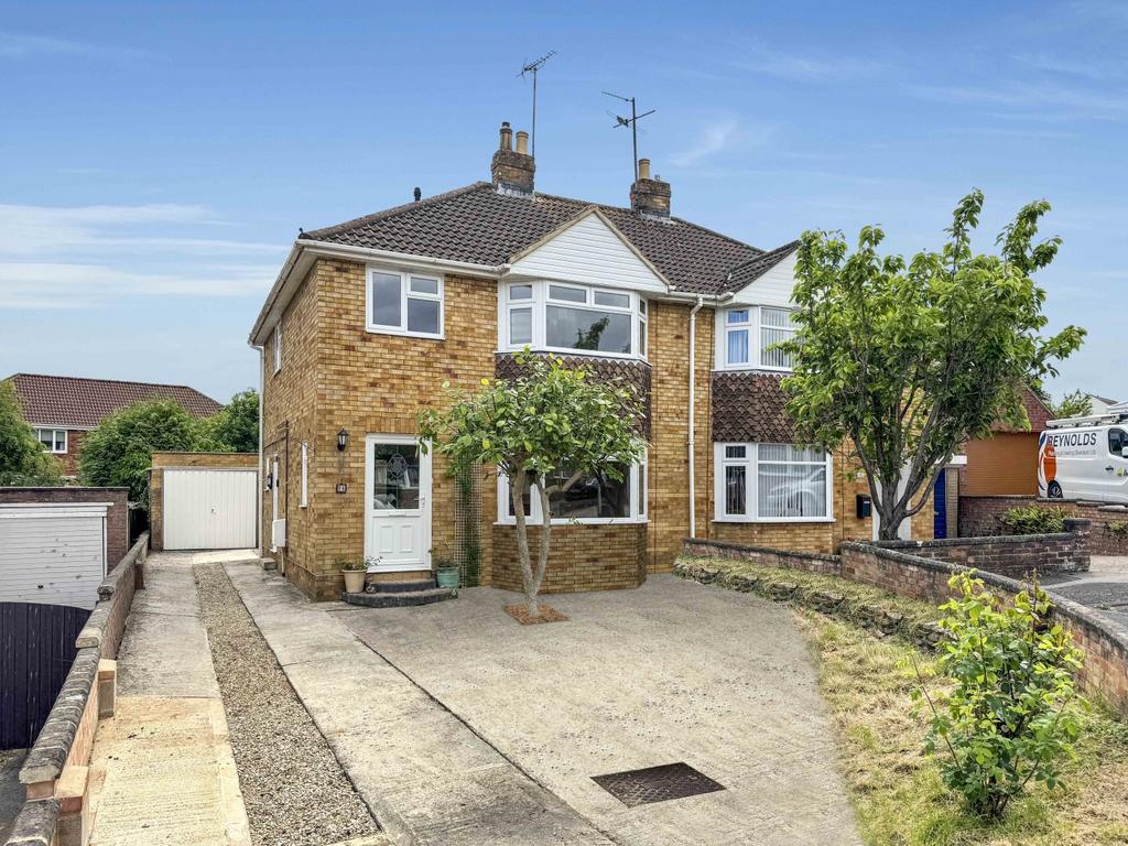 SUNNINGDALE ROAD, SWINDON SN25 3 bed semidetached house for sale £