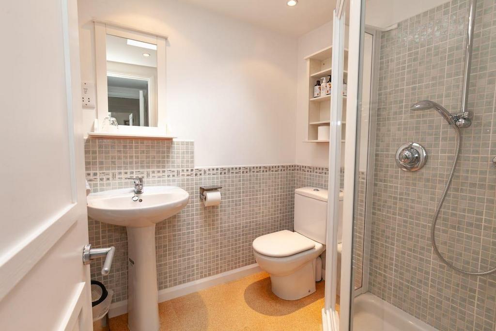 Shower en-suite.jpeg
