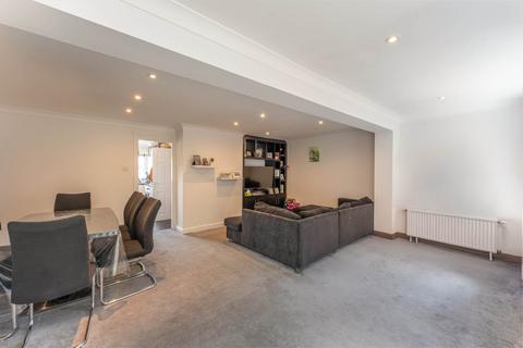 10 Chatsworth Close, Borehamwood, WD6 1UE