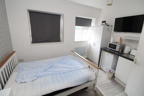 Studio to rent, Queens Road, London, SE15