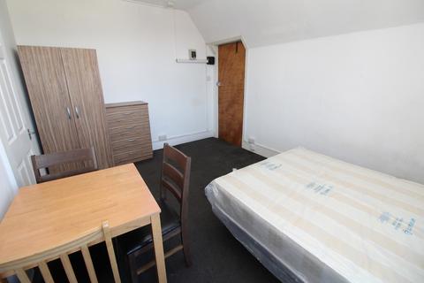 Studio to rent, High Street, Beckenham, Kent, BR3