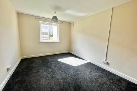 2 bedroom flat to rent, Wycliffe Gardens, Shipley, UK, BD18