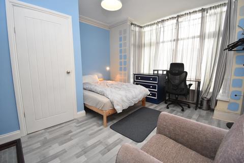 1 bedroom in a house share to rent, Mcleod Road London SE2