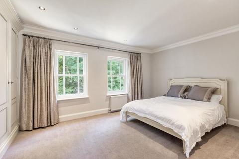7 Chapel Square, Virginia Water, GU25 4SZ