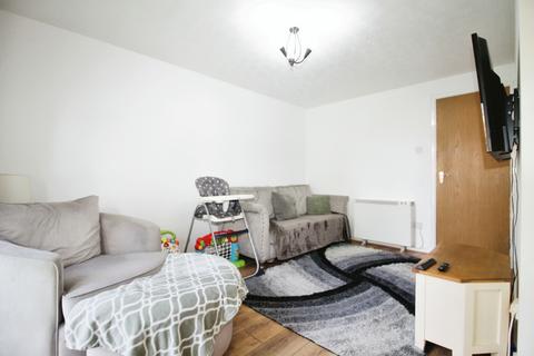 2 bedroom ground floor flat to rent, Swinnow Close, Bramley, Leeds, LS13