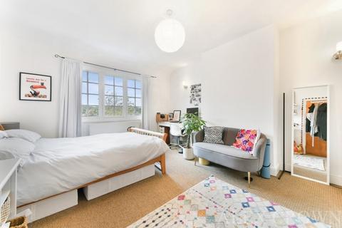 5 bedroom terraced house to rent, Frobisher Road, Turnpike Lane
