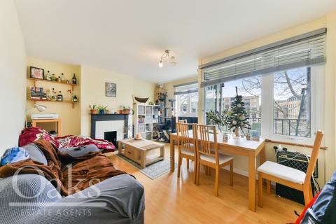 3 bedroom apartment to rent, Clarence Crescent, Clapham