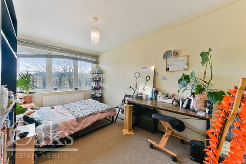 3 bedroom apartment to rent, Clarence Crescent, Clapham
