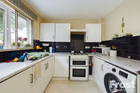 3 bedroom end of terrace house to rent, Westmacott Drive, Feltham, TW14