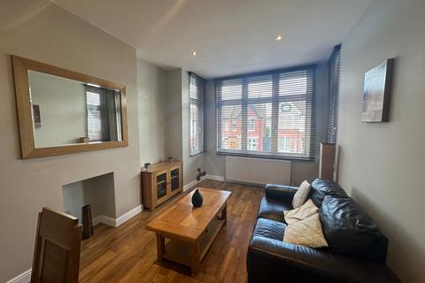 2 bedroom flat to rent, Chatsworth Gardens, London