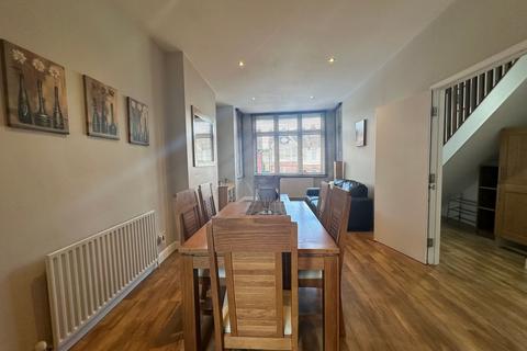 2 bedroom flat to rent, Chatsworth Gardens, London