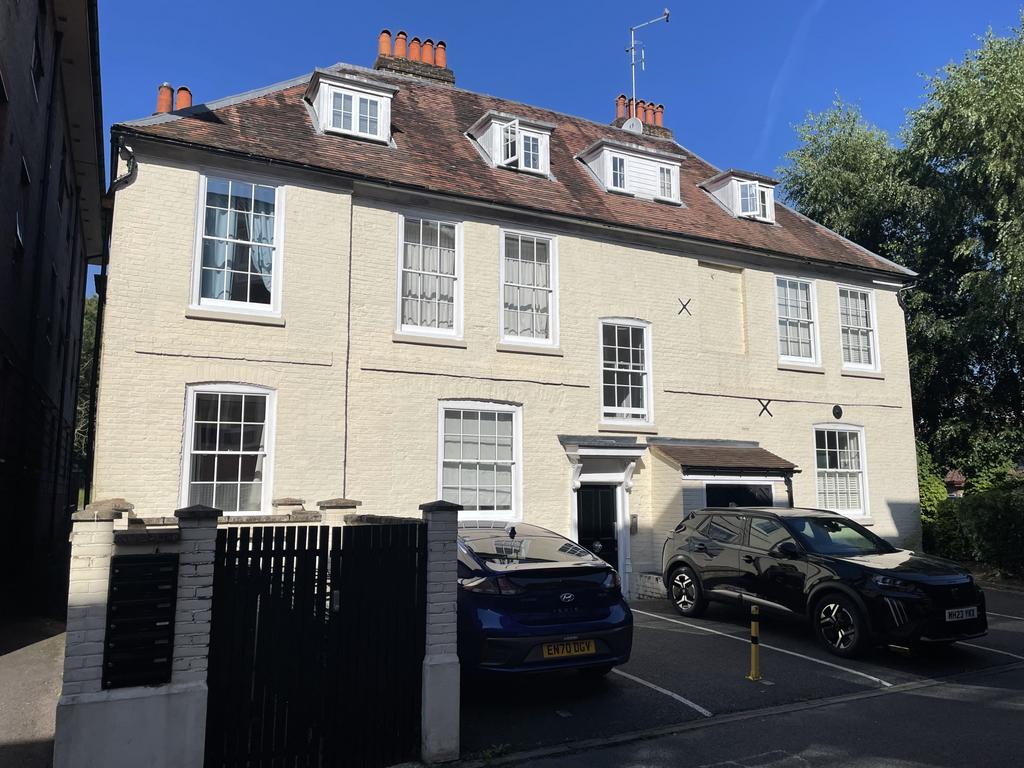 Epsom 1 bed apartment to rent £1,375 pcm (£317 pw)