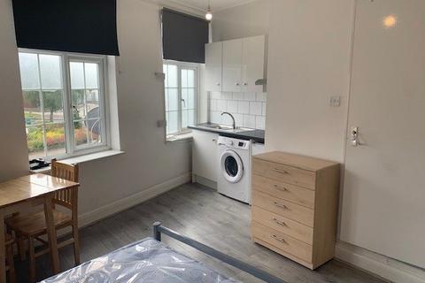 Studio to rent, The Broadway, Mill Hill NW7