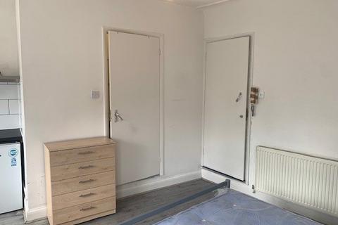 Studio to rent, The Broadway, Mill Hill NW7