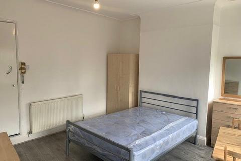 Studio to rent, The Broadway, Mill Hill NW7