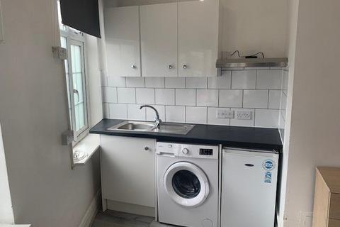 Studio to rent, The Broadway, Mill Hill NW7
