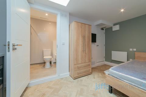 Studio to rent, Munden Street, London, W14