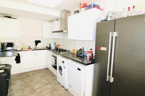 4 bedroom house share to rent, Teversal Avenue