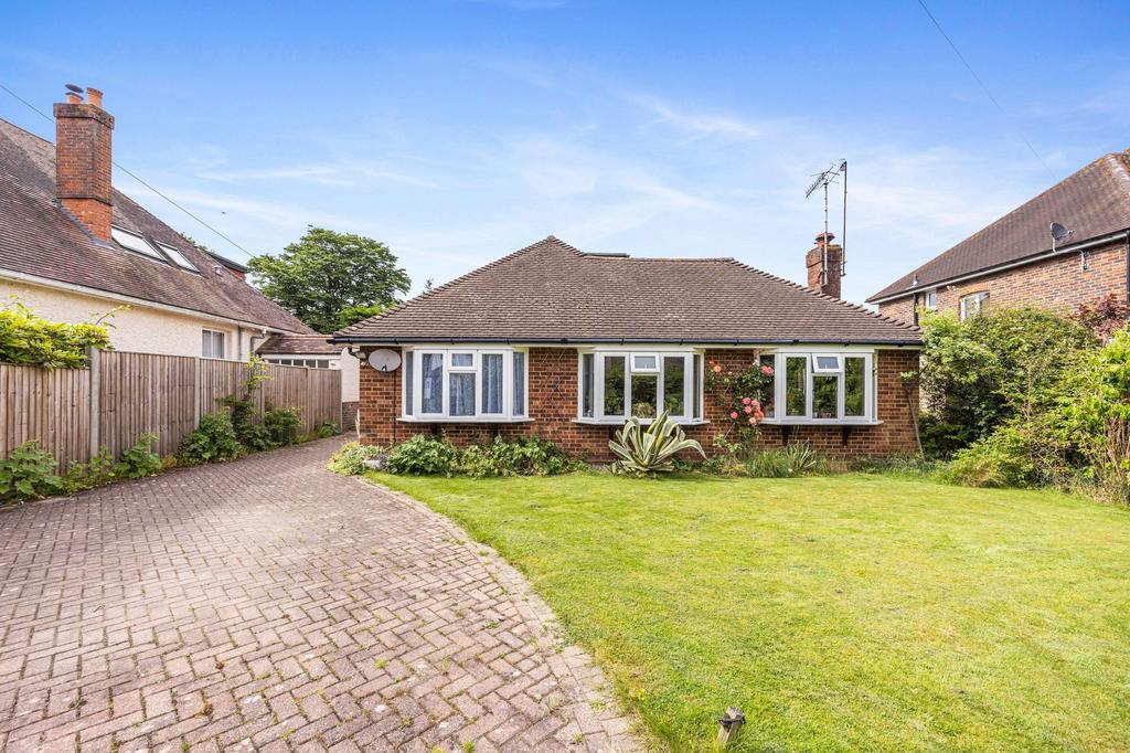 Avenue Gardens, Horley RH6 4 bed detached house for sale £600,000