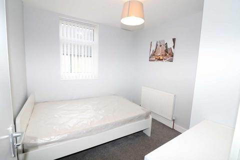 3 bedroom terraced house to rent, Landcross Road, Manchester M14