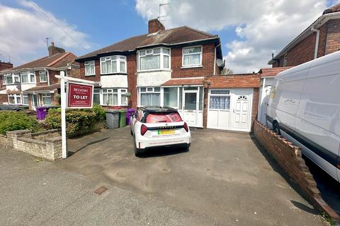 3 bedroom semi-detached house to rent, Kingsway Road, Wolverhampton WV10